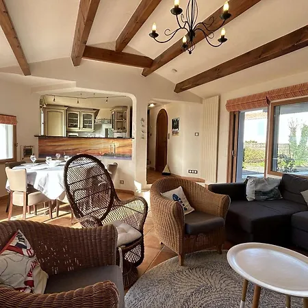 Holiday home Maison Confortable Face A La Mer, 7 Couchages, Terrasse, Jardin, Wifi, Parking, Animaux Acceptes - Fr-1-224b-211 La Gueriniere